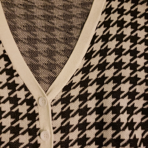 💜 2/$10 Houndstooth cardigan - Picture 2 of 4